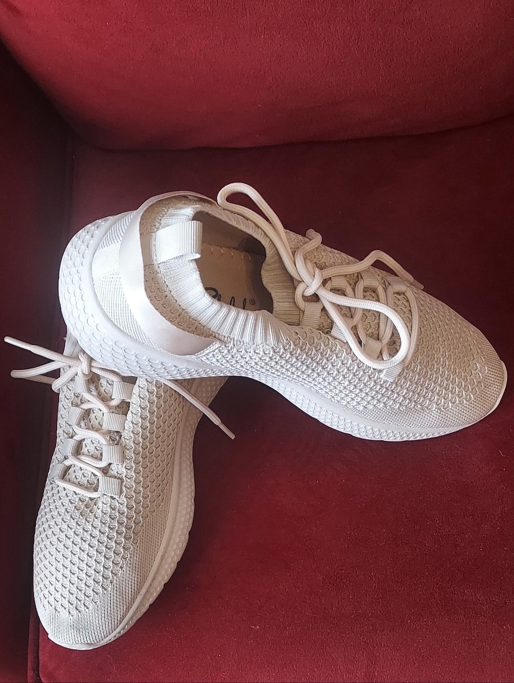 La Sheelah Light Beige Knit Running Sneakers - Women Sz 9 Great Condition